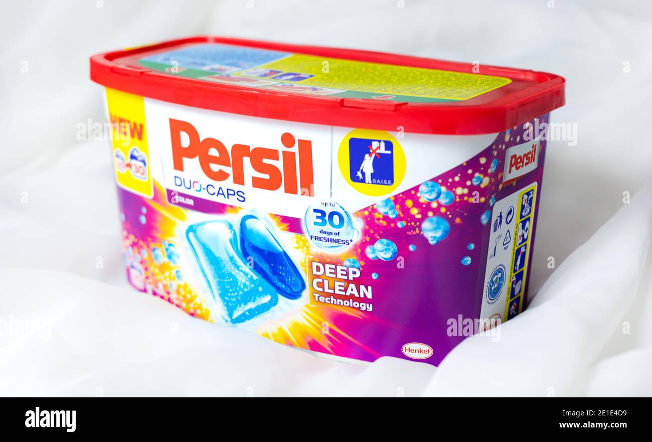 Capsule Persil Duo-Caps per il lavaggio di abiti colorati. Tecnologia Deep Clean. Pulizia bianca e fragranza fresca Foto Stock