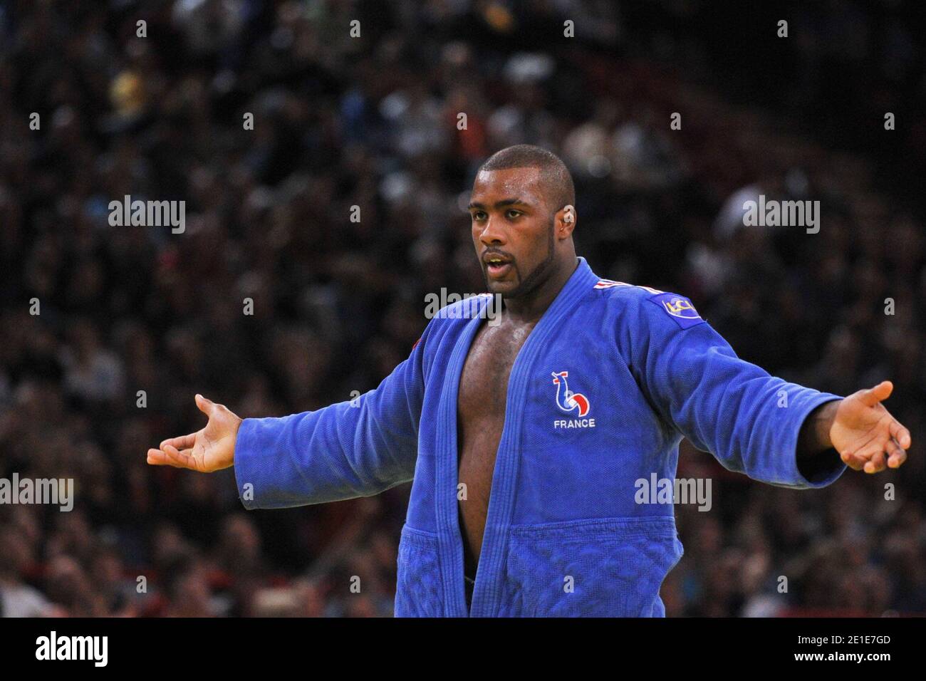 Il francese Teddy Riner (blu) compete nella categoria uomini +100 kg durante il torneo internazionale IJF JUDO Grand Slam al Bercy Stadium di Parigi, Francia, il 6 febbraio 2011. Foto di Christophe Guibbaud/ABACAPRESS.COM Foto Stock