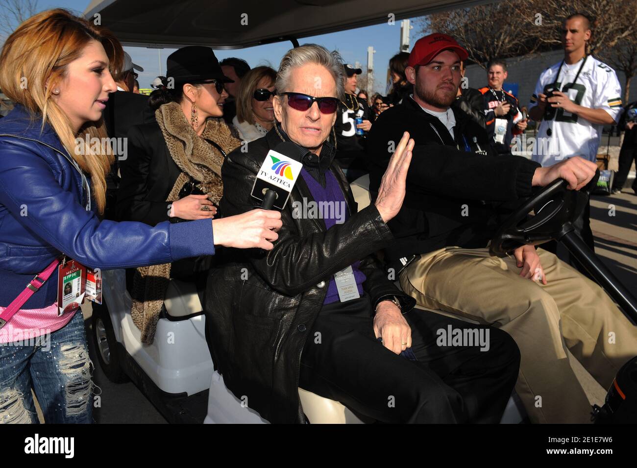 Catherine Zeta Jones e Michael Douglas arrivano allo stadio di Dallas per assistere al Super Bowl XLV A Dallas, Texas, USA il 6 febbraio 2011. Foto di ABACAPRESS.COM Foto Stock