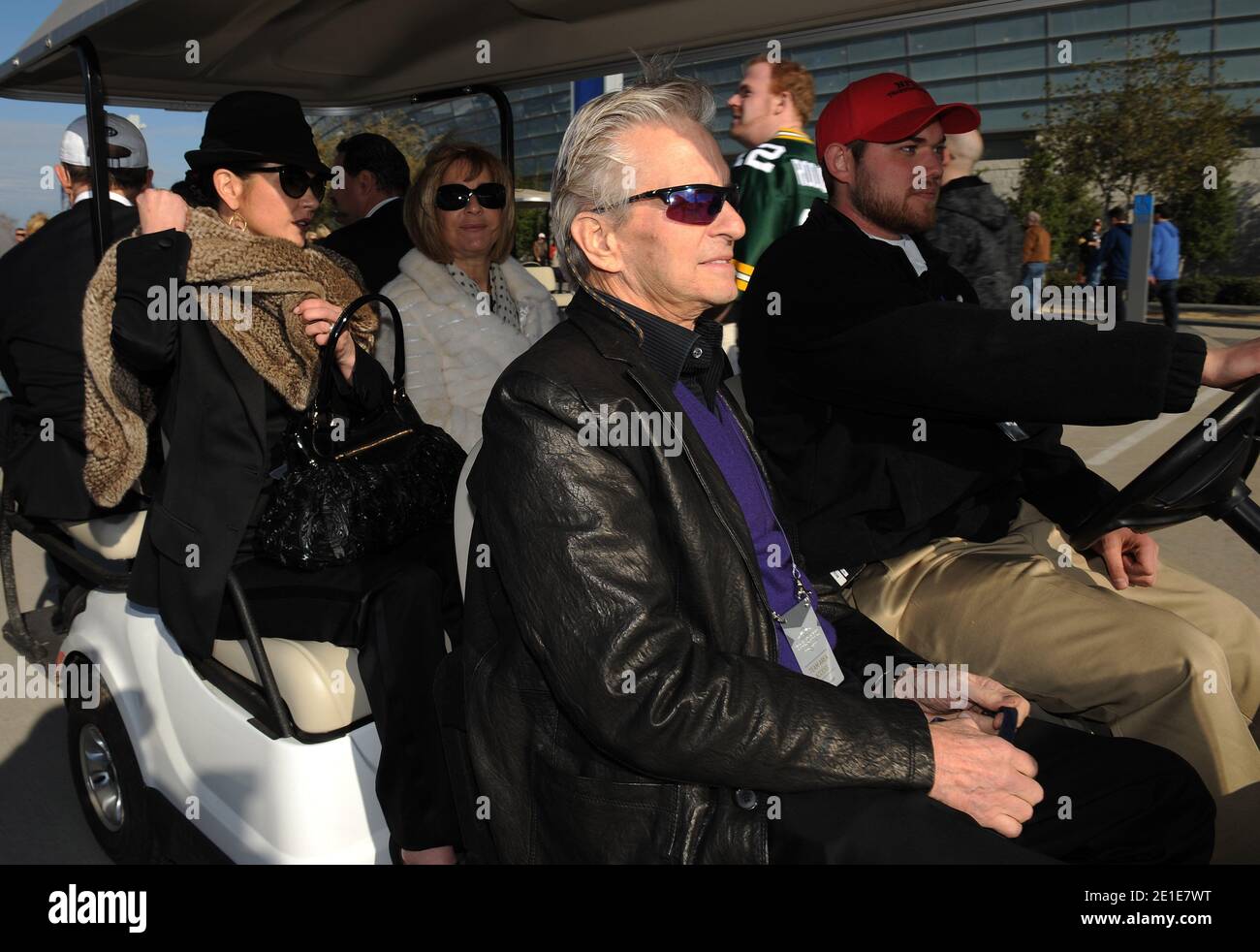 Catherine Zeta Jones e Michael Douglas arrivano allo stadio di Dallas per assistere al Super Bowl XLV A Dallas, Texas, USA il 6 febbraio 2011. Foto di ABACAPRESS.COM Foto Stock