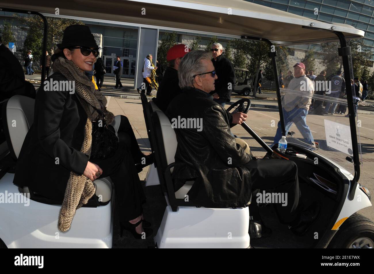 Catherine Zeta Jones e Michael Douglas arrivano allo stadio di Dallas per assistere al Super Bowl XLV A Dallas, Texas, USA il 6 febbraio 2011. Foto di ABACAPRESS.COM Foto Stock