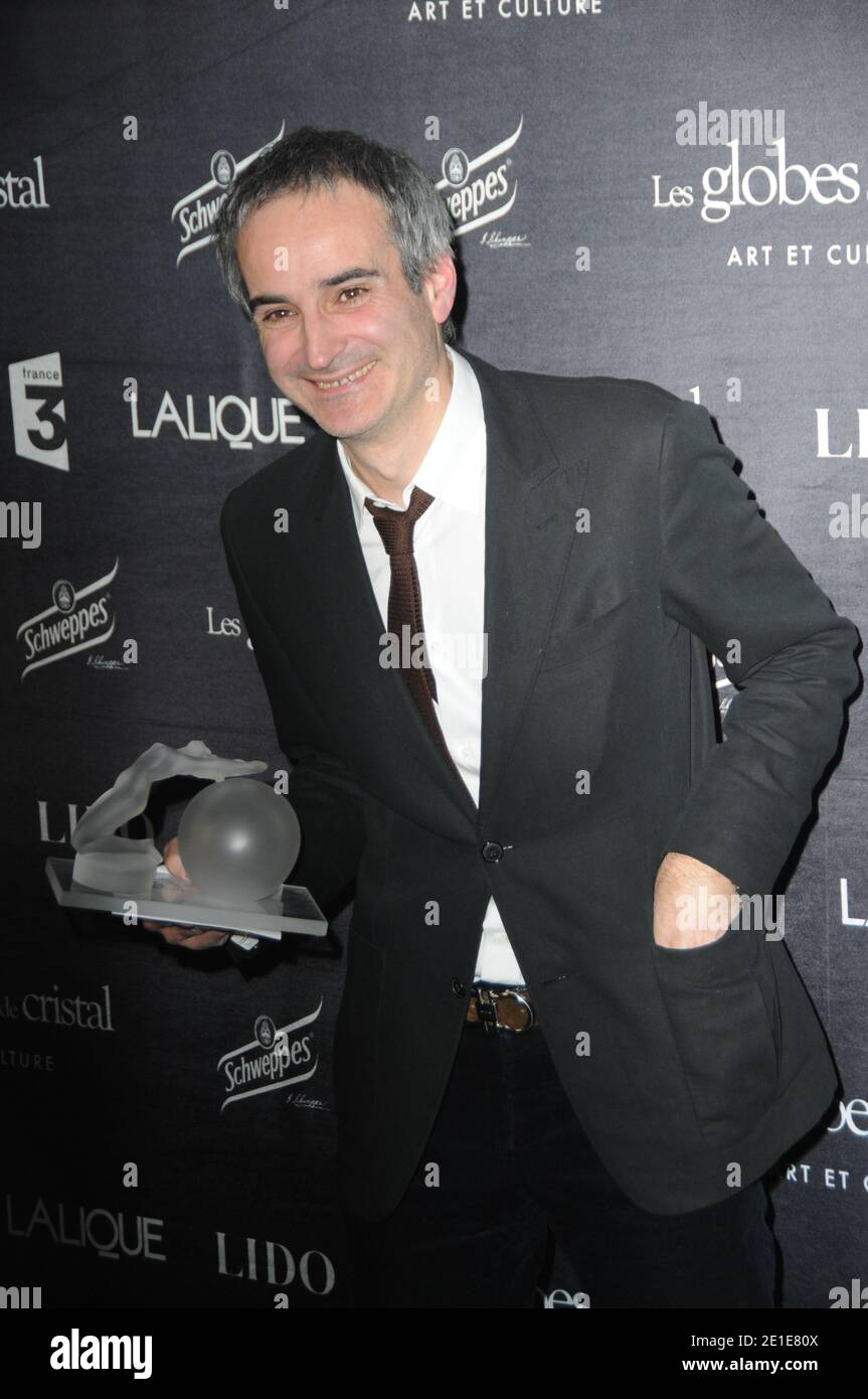 Olivier Assayas si pone con il suo premio migliore serie TV durante la cerimonia Globes de Cristal tenutasi a le Lido di Parigi, in Francia, il 7 febbraio 2011. Foto di Mireille Ampilhac/ABACAPRESS.COM Foto Stock
