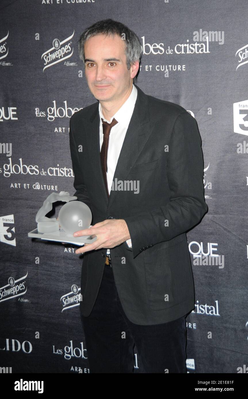 Olivier Assayas si pone con il suo premio migliore serie TV durante la cerimonia Globes de Cristal tenutasi a le Lido di Parigi, in Francia, il 7 febbraio 2011. Foto di Mireille Ampilhac/ABACAPRESS.COM Foto Stock