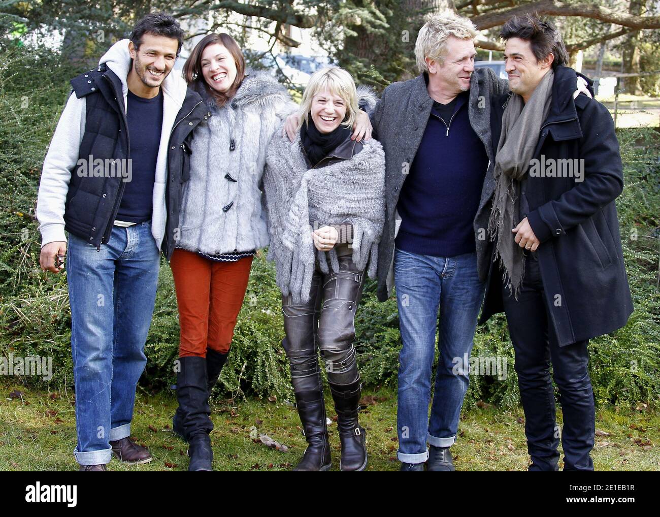 Xavier Deluc, Jean-Pascal Lacoste, Felicite Du Jeu, Virginie Caliari e Kamel Belghazi posano durante il 13° Festival del Cinema televisivo di Luchon, in Francia, il 10 febbraio 2011. Foto di Patrick Bernard/ABACAPRESS.COM Foto Stock