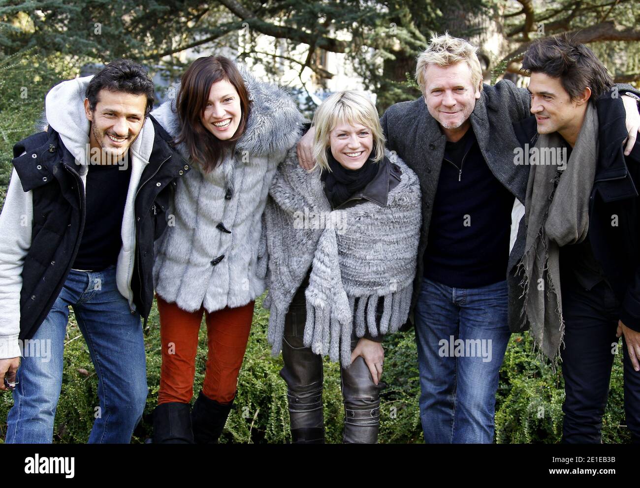 Xavier Deluc, Jean-Pascal Lacoste, Felicite Du Jeu, Virginie Caliari e Kamel Belghazi posano durante il 13° Festival del Cinema televisivo di Luchon, in Francia, il 10 febbraio 2011. Foto di Patrick Bernard/ABACAPRESS.COM Foto Stock