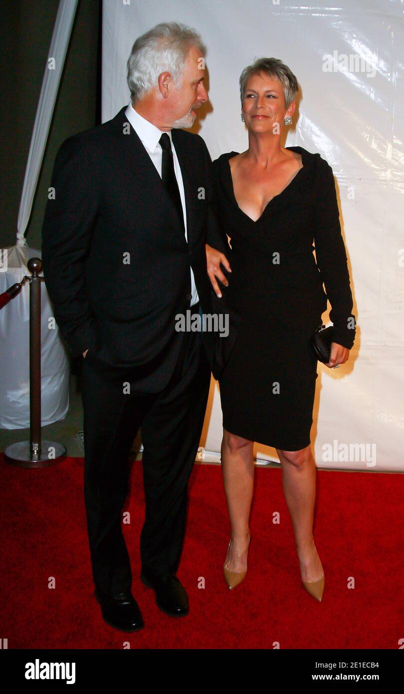 Jamie Lee Curtis e Pieter Jan Brugge in arrivo per 2011 MusiCares persona dell'anno Tributo a Barbra Streisand tenuto al Los Angeles Convention Center a Los Angeles, CA, USA, il 11 febbraio 2011. Foto di Tonya Wise/ABACAPRESS.COM Foto Stock