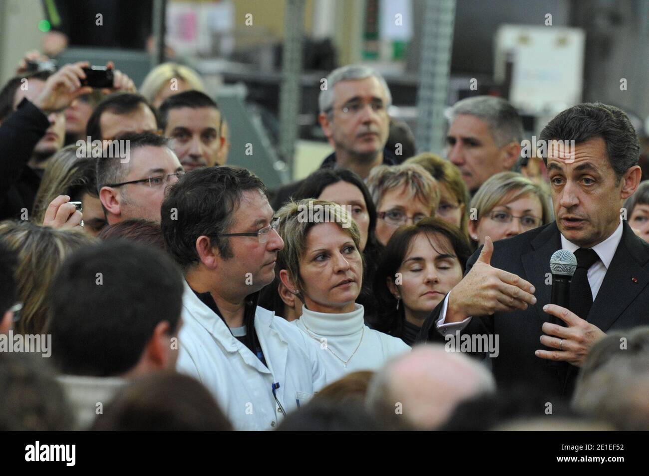 Il presidente francese Nicolas Sarkozy visita la fabbrica Axon’Cable e incontra i dipendenti a Montmirail, in Francia, il 15 febbraio 2011. Il movimento del presidente francese è dedicato nuovamente all’industrializzazione sui territori. Foto di Thierry Orban/ABACAPRESS.COM Foto Stock