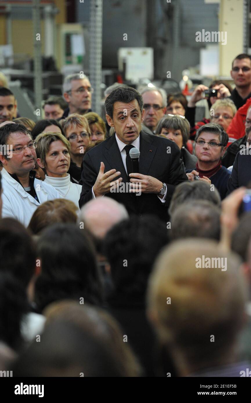 Il presidente francese Nicolas Sarkozy visita la fabbrica Axon’Cable e incontra i dipendenti a Montmirail, in Francia, il 15 febbraio 2011. Il movimento del presidente francese è dedicato nuovamente all’industrializzazione sui territori. Foto di Thierry Orban/ABACAPRESS.COM Foto Stock