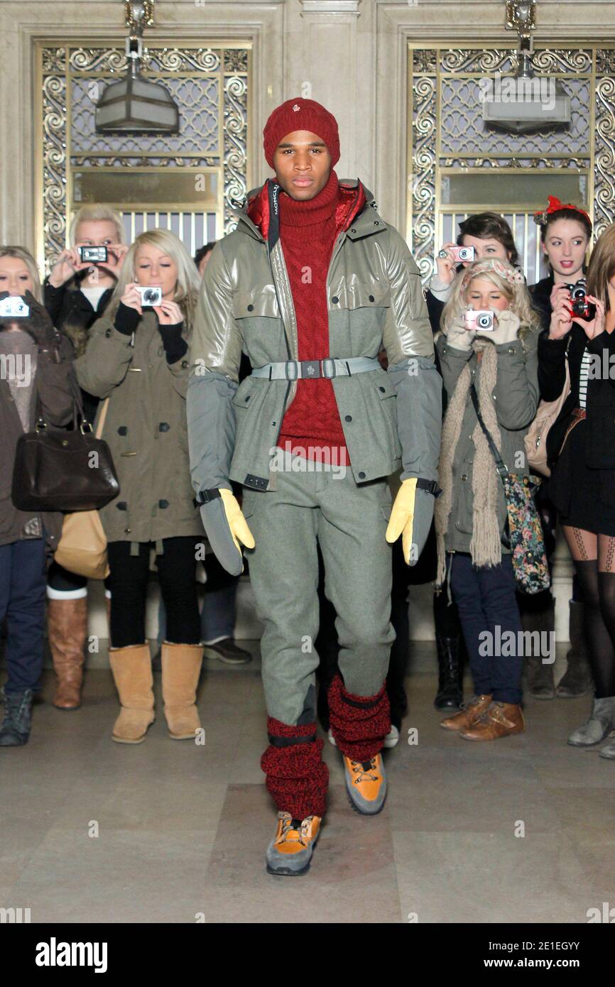 Modelli durante la Moncler Grenoble Automn-Winter 2011 Collection alla New  York Fashion Week, nella Grand Central Station, New York, NY, USA il 13  febbraio 2011. Foto di ABACAPRESS.COM Foto stock - Alamy