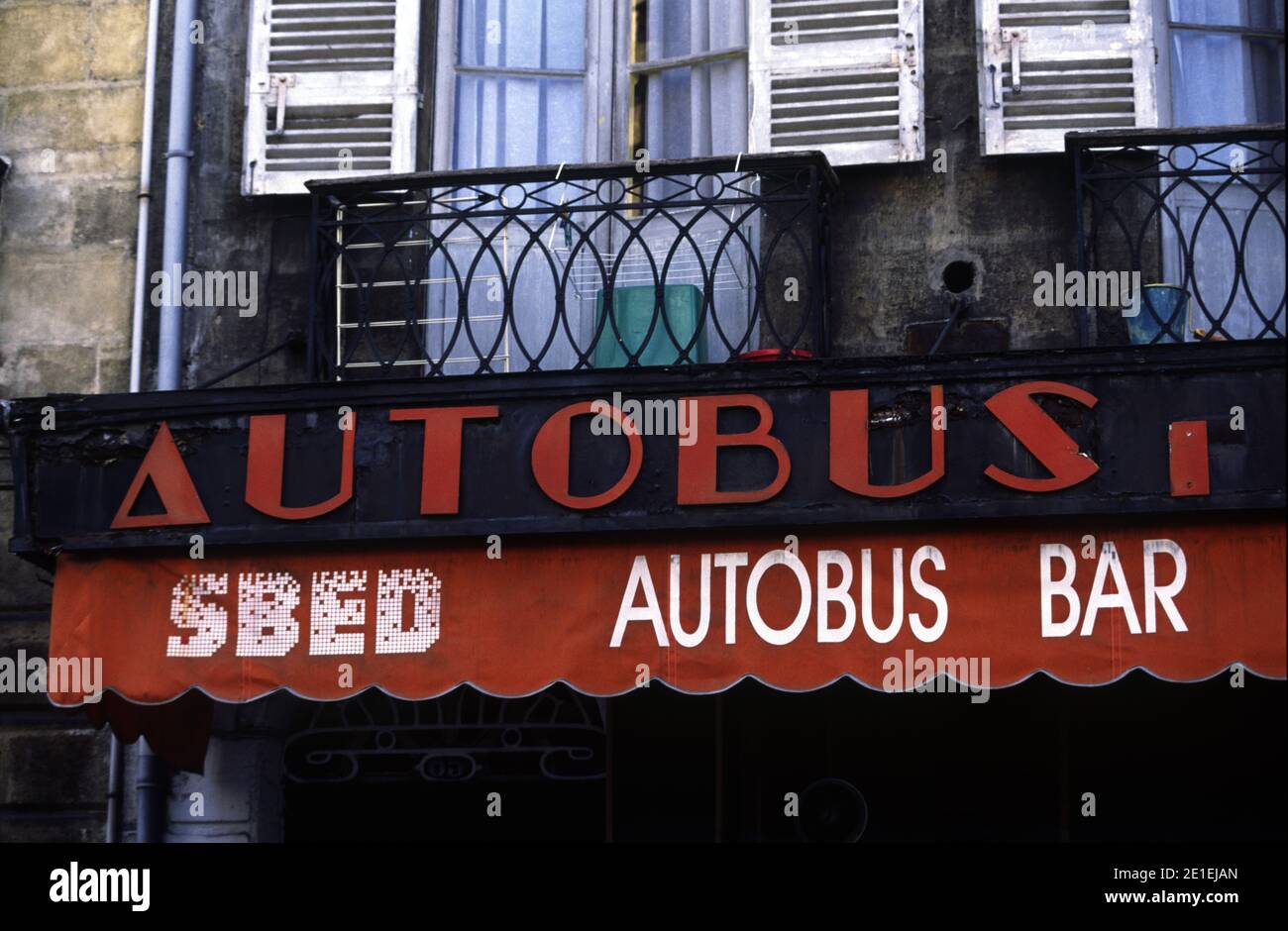 BARRA DELLA FINESTRA DI PARIGI VINTAGE 'AUTOBUS' - PELLICOLA PER DIAPOSITIVE A COLORI © Frédéric BEAUMONT Foto Stock