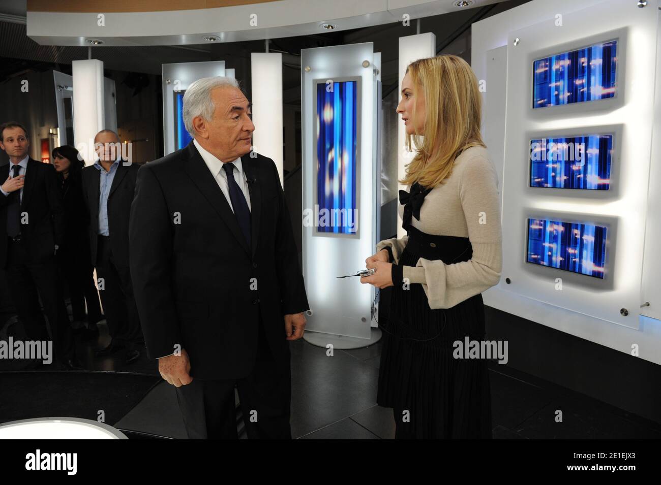 L'amministratore delegato del Fondo monetario Internazionale, Dominique Strauss-Kahn francese e l'attrice tedesca Diane Kruger sono stati raffigurati prima di un'intervista con l'ancora televisiva Laurent DELAHOUSSE durante il canale televisivo francese France 2 notizie serali, a Parigi, in Francia, il 20 febbraio 2011. Foto di Mousse/ABACAPRESS.COM Foto Stock