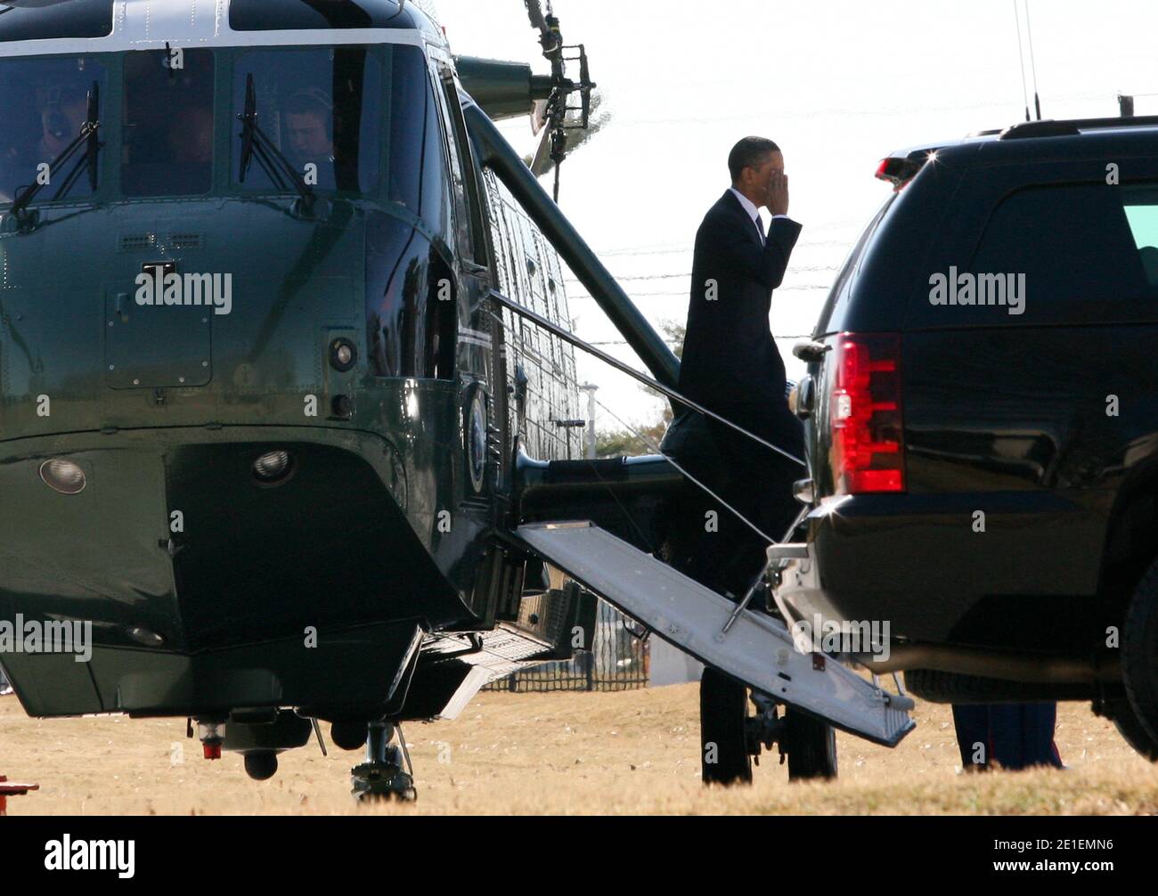 Il presidente Barack Obama è arrivato a bordo di Marine One al National Naval Medical Center di Bethesda, MD, USA il 23 febbraio 2011, dove visiterà i guerrieri feriti e le loro famiglie. Foto di Gary Fabiano/ABACAUSA.COM Foto Stock