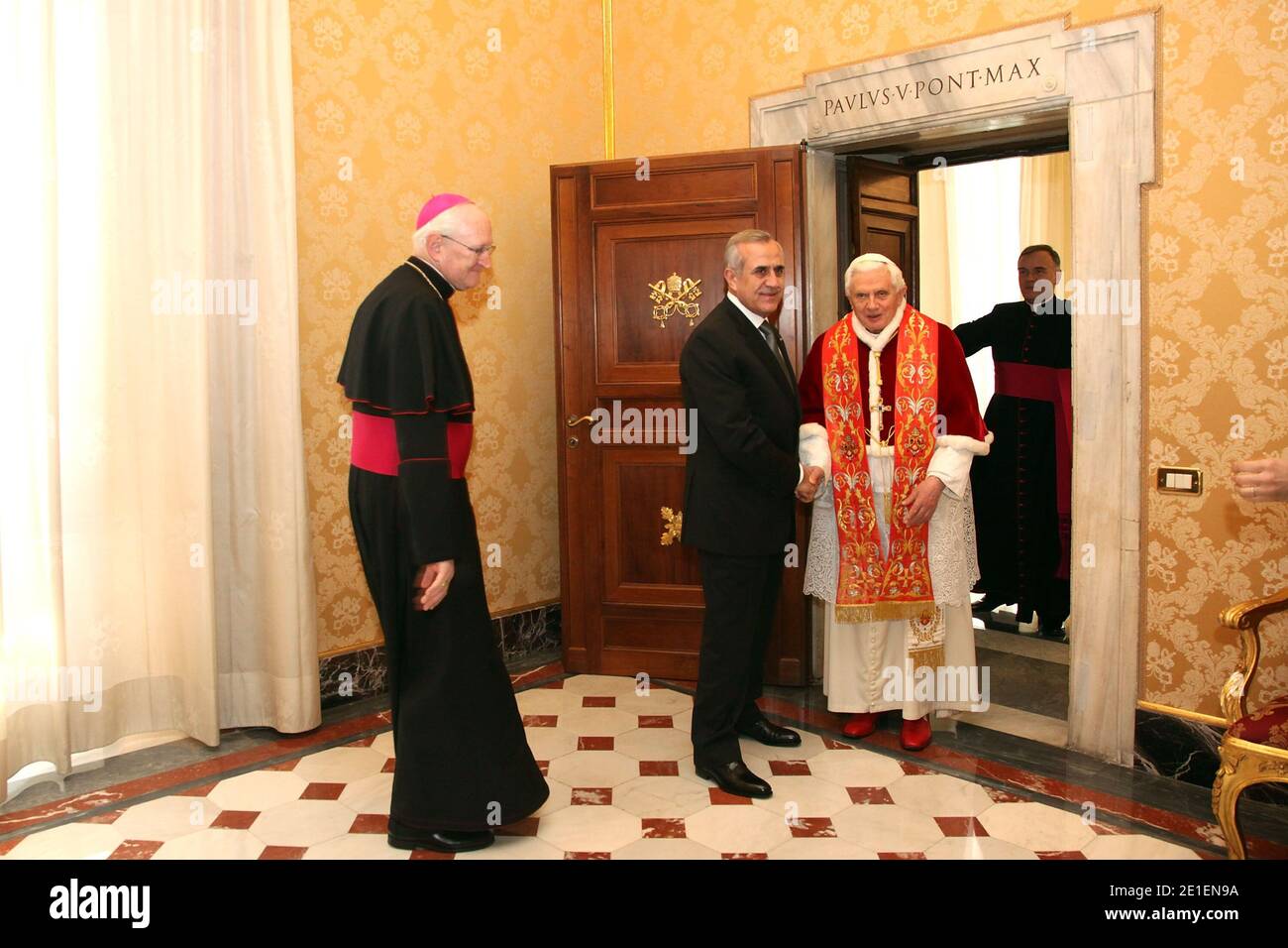 Papa Benedetto XVI ha incontrato il presidente libanese Michel Suleiman in Vaticano il 24 febbraio 2011. FOTO di ABACAPRESS.COM Foto Stock