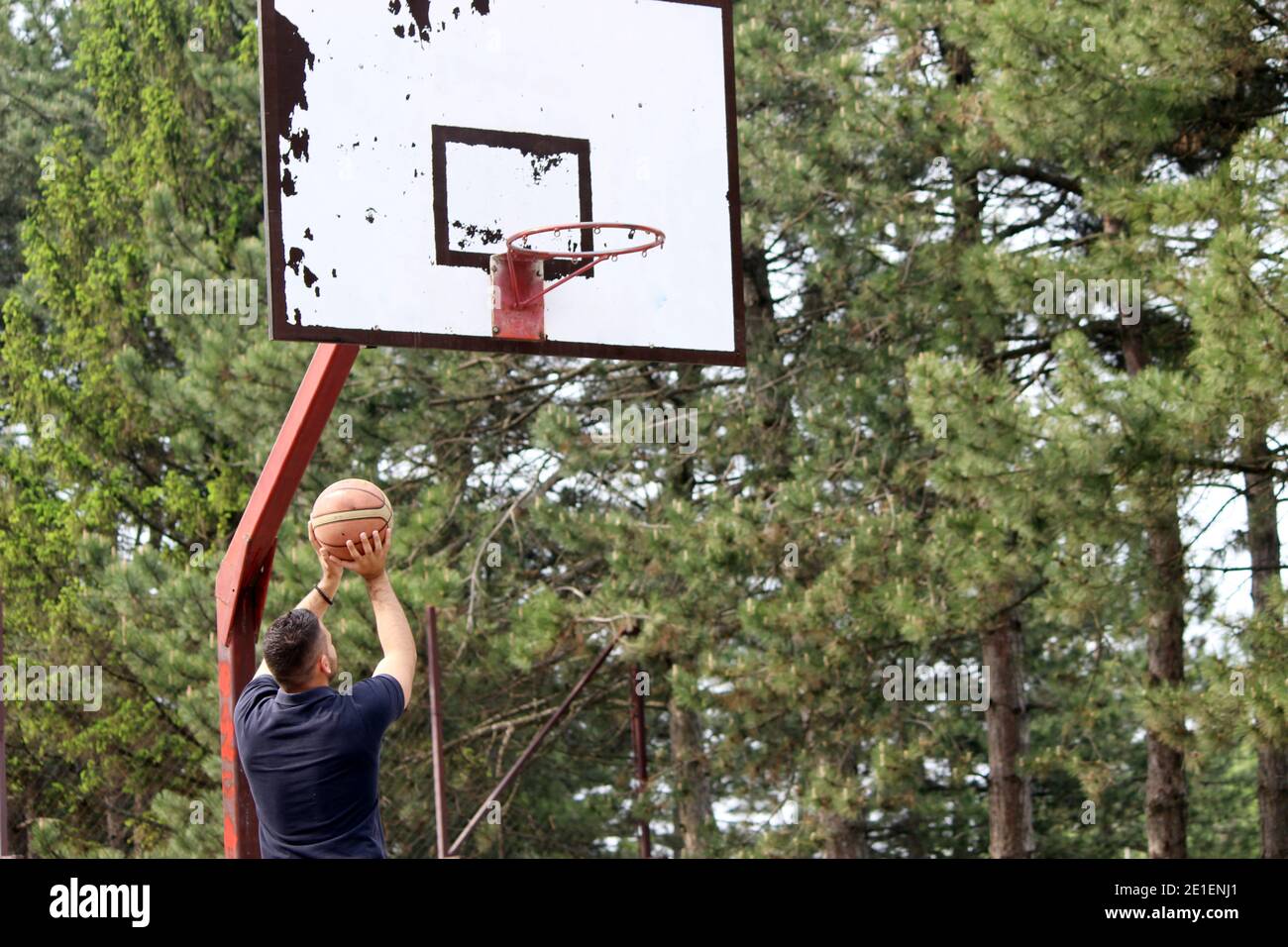 L'uomo giocare a basket Foto Stock