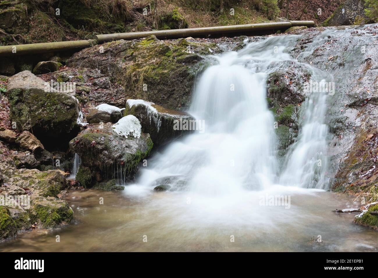 Acqua in streaming sotto Janosik Canyon (Janosikove DIERY), vicino Terchova, Slovacchia Foto Stock