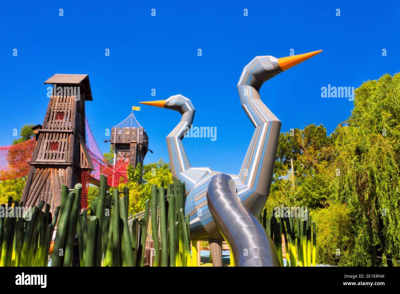Due aironi blu giganti si trovano nell'area giochi per bambini nel parco pubblico di Tulsa. Foto Stock