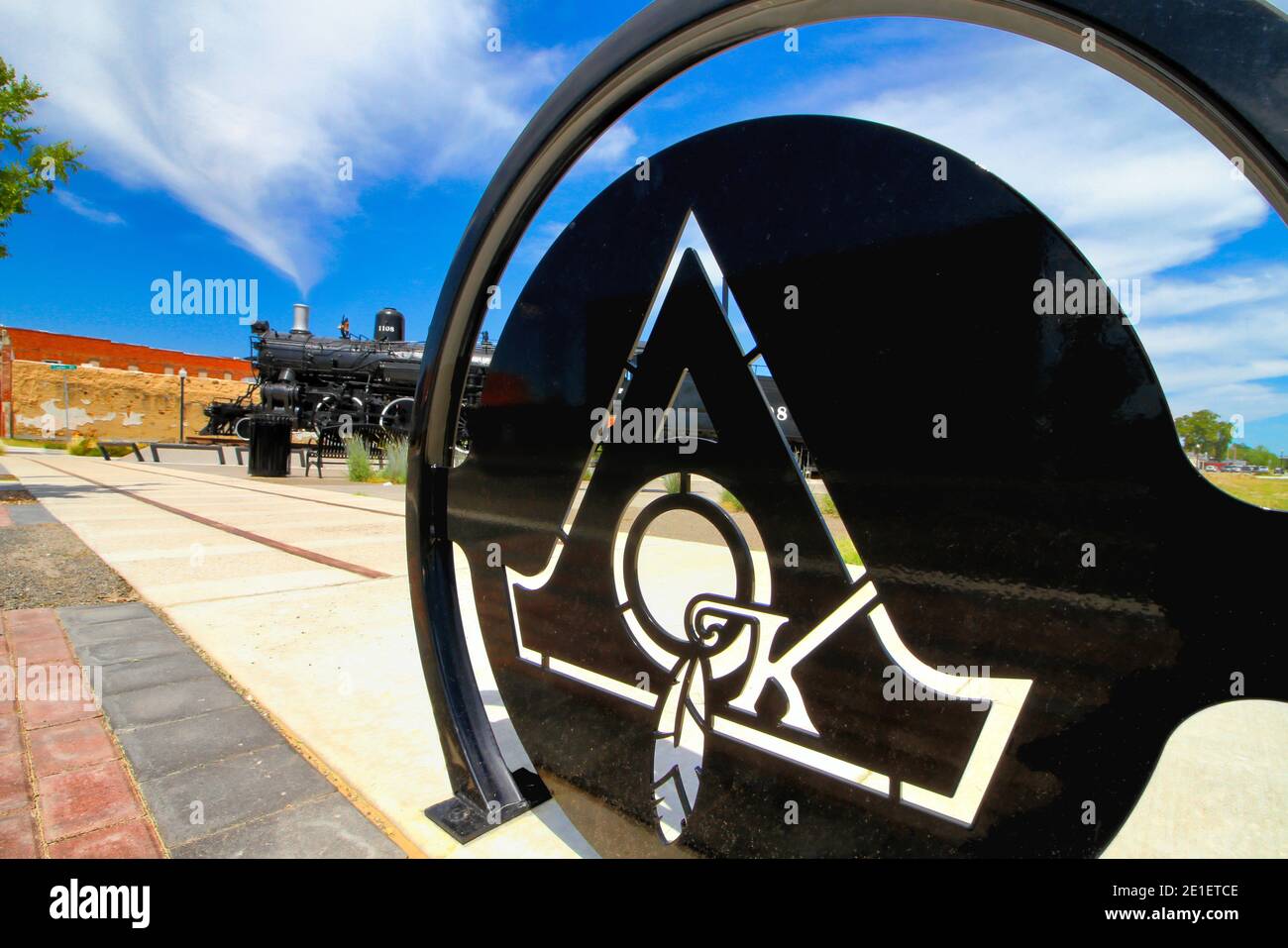 Lo storico treno Mercy e Depot Park sullo sfondo, dietro una vista ravvicinata di un cartello in metallo "A OK" nel centro di Ardmore. Foto Stock
