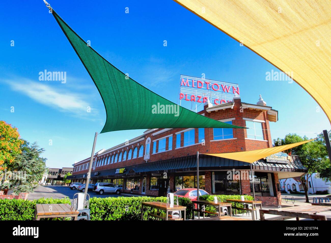 Guardando il Midtown Plaza Court di Oklahoma City dalle tende dell'ombra del sole. Foto Stock