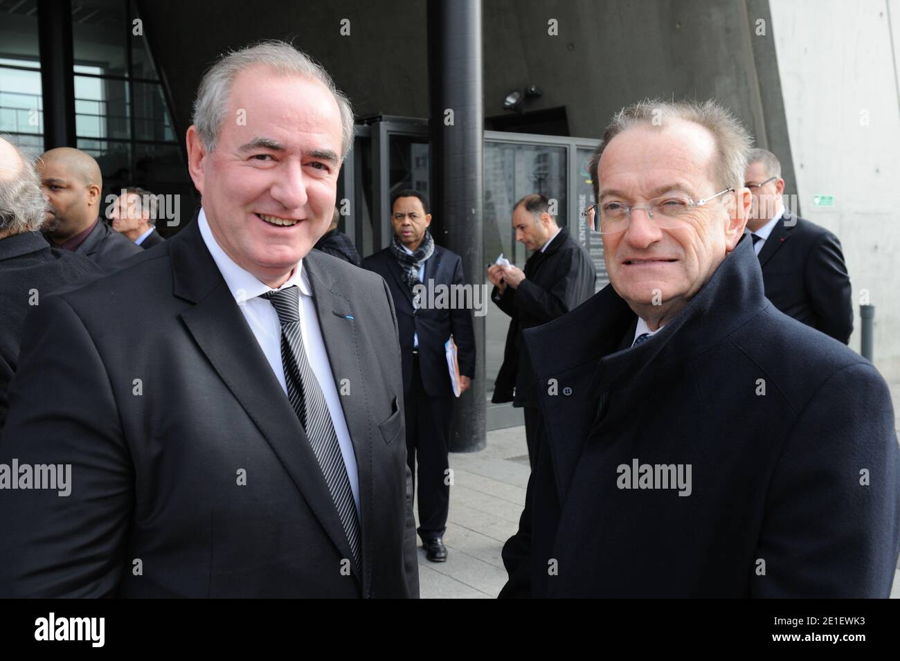 Il ministro francese degli Affari urbani Maurice Leroy e la Parigi perfetta Michel Gaudin sono raffigurati durante la visita del presidente francese Nicolas Sarkozy a Bobigny, sobborgo di Parigi, Francia, il 1 marzo 2011. Nicolas Sarkozy ha annunciato il piano del governo francese per l'occupazione giovanile. Foto di Jacques Witt/piscina/ABACAPRESS.COM Foto Stock