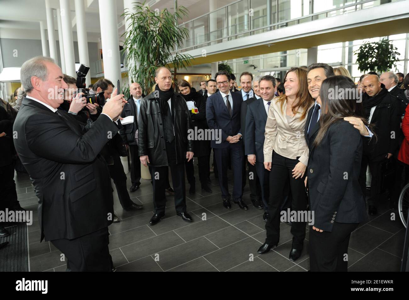 Il presidente francese Nicolas Sarkozy si presenta con i giovani al ministro francese degli Affari urbani Maurice Leroy dopo una visita al centro di formazione degli apprendisti a Bobigny, sobborgo di Parigi, Francia, il 1° marzo 2011. Nicolas Sarkozy ha annunciato il piano del governo francese per l'occupazione giovanile. Foto di Jacques Witt/piscina/ABACAPRESS.COM Foto Stock