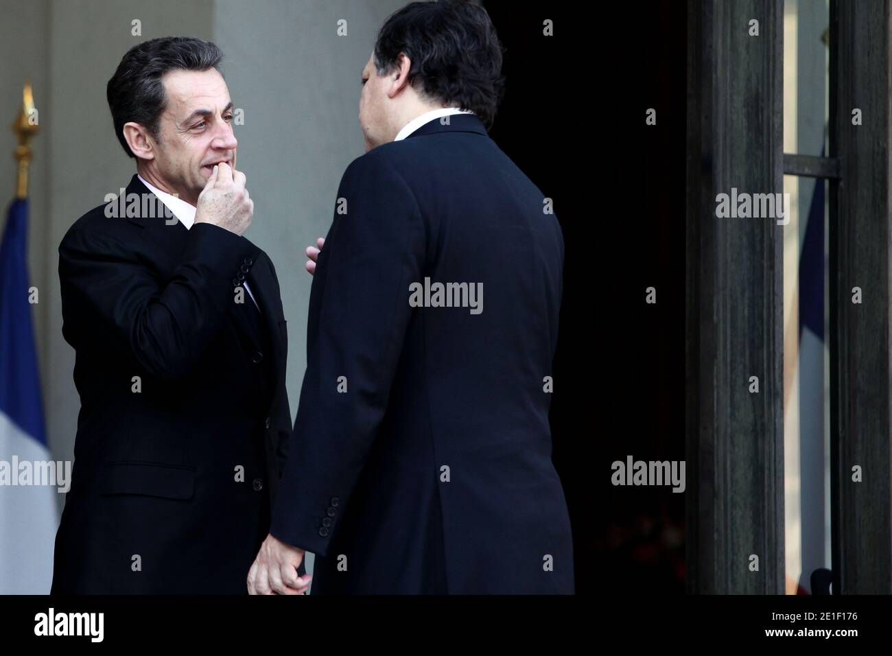 Il presidente Nicolas Sarkozy dà il benvenuto al presidente della Commissione europea, José Manuel Barroso, al palazzo presidenziale Elysee di Parigi, in Francia, il 4 marzo 2011, prima di una riunione. I principali esponenti dell'Unione europea hanno esortato il leader libico infuocato Moamer Kadhafi a rinunciare il 2 marzo. Kadhafi, che ha preso il potere in un colpo di stato del 1969, ha ammonito che 'migliaia' sarebbero morti se l'Occidente intervenisse per sostenere la rivolta contro di lui. Foto di Stephane Lemouton/ABACAPRESS.COM Foto Stock