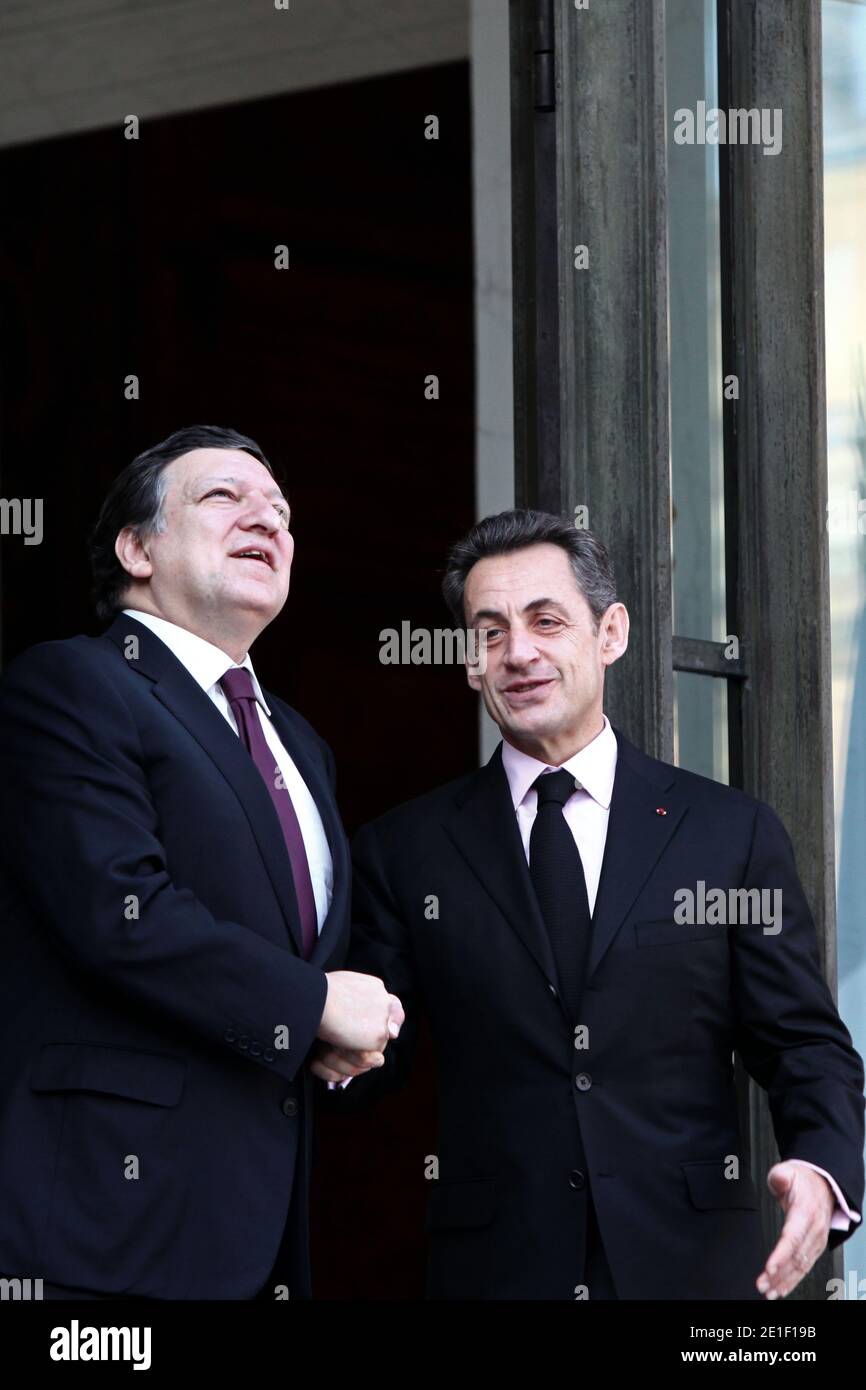 Il presidente Nicolas Sarkozy dà il benvenuto al presidente della Commissione europea, José Manuel Barroso, al palazzo presidenziale Elysee di Parigi, in Francia, il 4 marzo 2011, prima di una riunione. I principali esponenti dell'Unione europea hanno esortato il leader libico infuocato Moamer Kadhafi a rinunciare il 2 marzo. Kadhafi, che ha preso il potere in un colpo di stato del 1969, ha ammonito che 'migliaia' sarebbero morti se l'Occidente intervenisse per sostenere la rivolta contro di lui. Foto di Stephane Lemouton/ABACAPRESS.COM Foto Stock