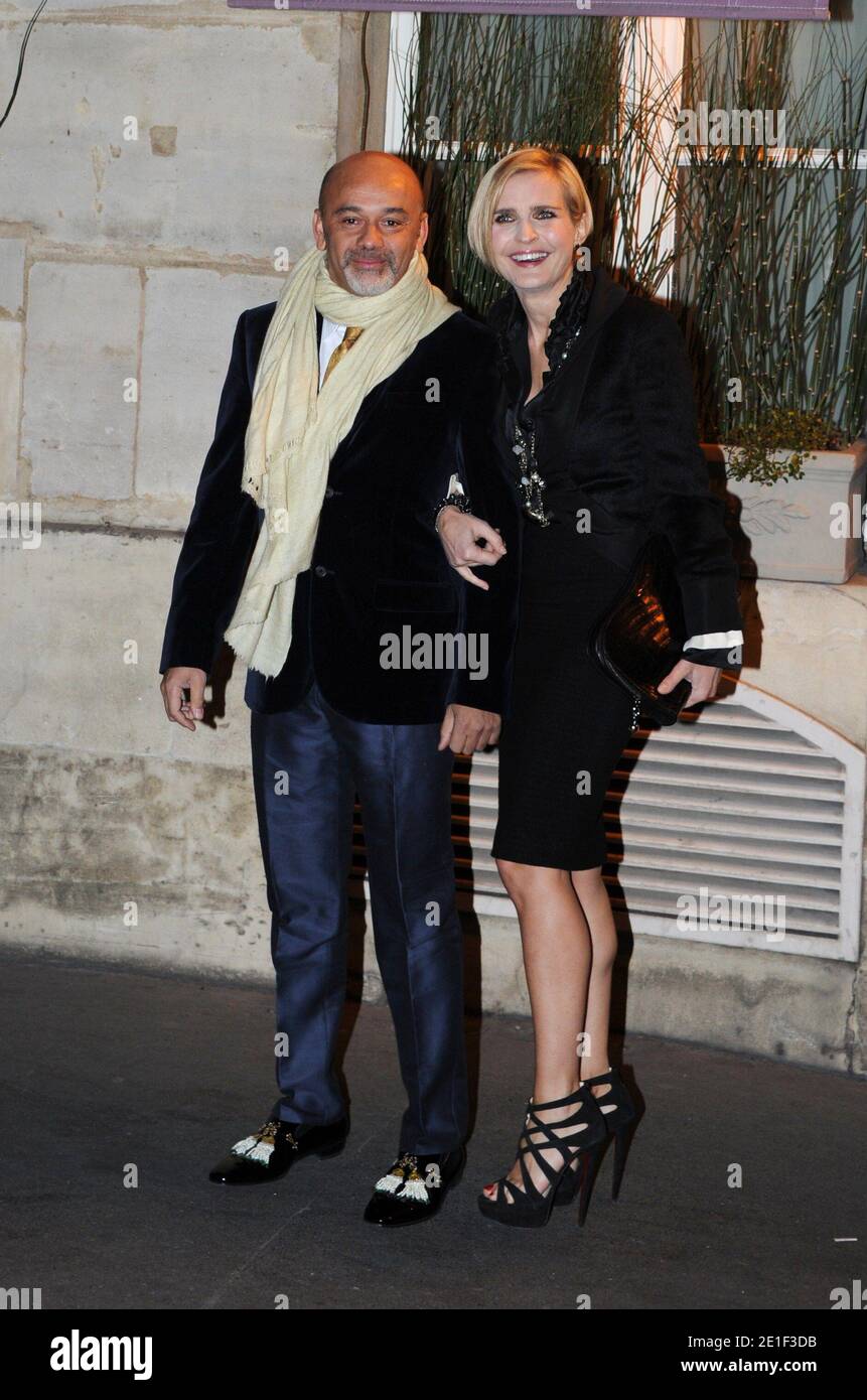 Christian Louboutin e Melita Toscan Du Plantier arrivano alla cena Chanel  ospitata in onore di Blake Lively durante la settimana della moda di  Parigi, in Francia, il 05 marzo 2011. Foto di