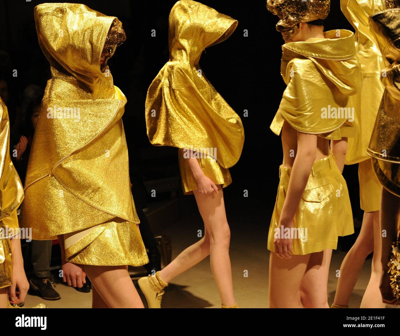 Un modello presenta una creazione del designer giapponese Rei Kawakubo per la mostra di collezioni Comme des Garcons Autunno-Inverno 2011/2012 Ready-to-Wear tenutasi all'Hotel de la Monnaie a Parigi, Francia il 5 marzo 2011. Foto di Alain Gil-Gonzalez/ABACAPRESS.COM Foto Stock