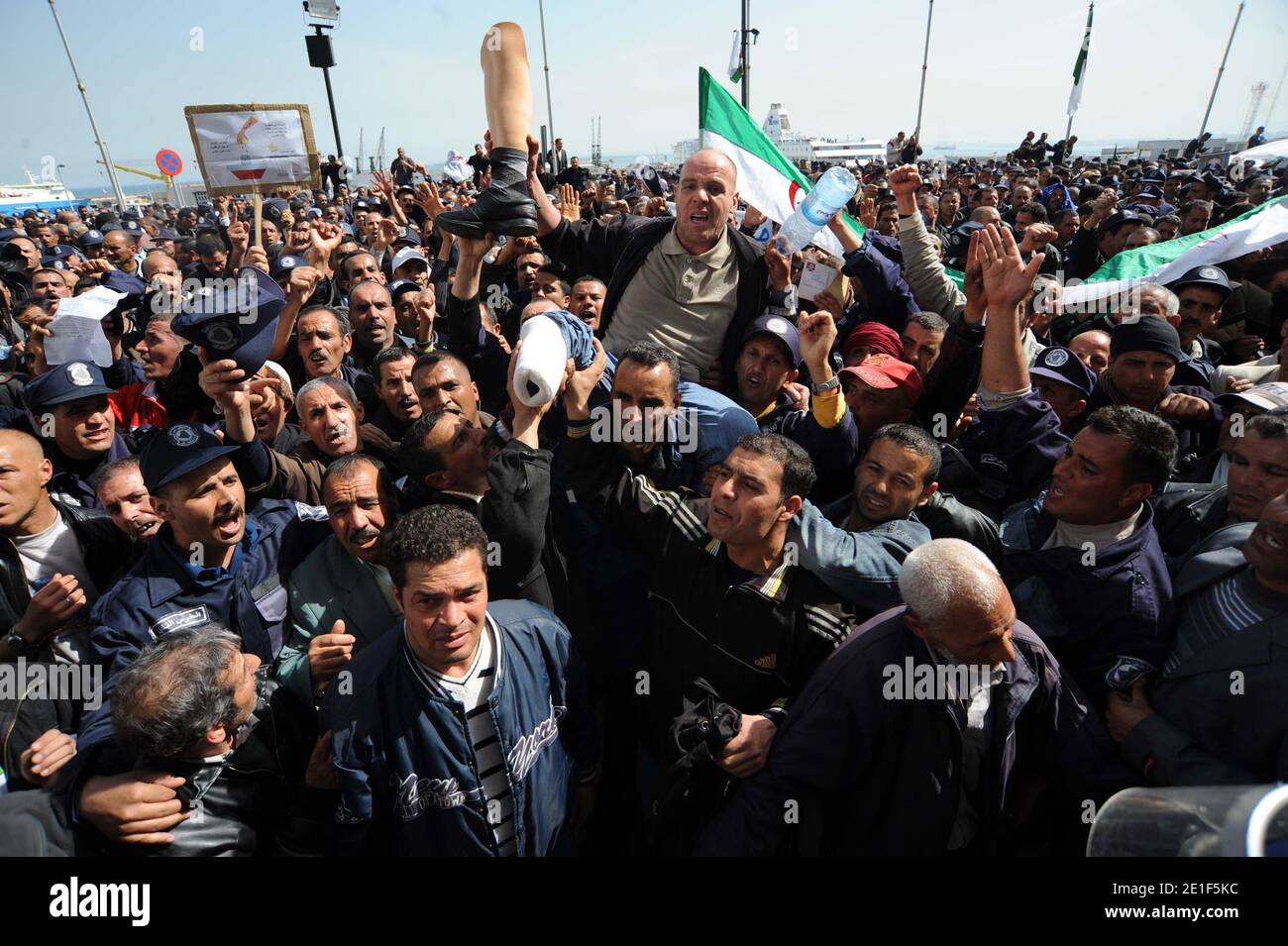 Protesta della polizia comunitaria e gridano slogan durante una manifestazione ad Algeri, Algeria, il 7 marzo 2011. Il governo ha detto che disband la propria forza e i funzionari vogliono che il governo soddisfi le loro richieste di pensioni. I manifestanti, stimati dagli organizzatori a più di 10,000, si sono sfidati a vietare le manifestazioni nella capitale e hanno spinto attraverso diversi cordoni di polizia a spostarsi da Piazza Martiri all'Assemblea Nazionale. I manifestanti, stimati dagli organizzatori a più di 10,000, si sono sfidati a vietare le manifestazioni nella capitale e hanno spinto attraverso diversi cordoni di polizia a muoversi Foto Stock