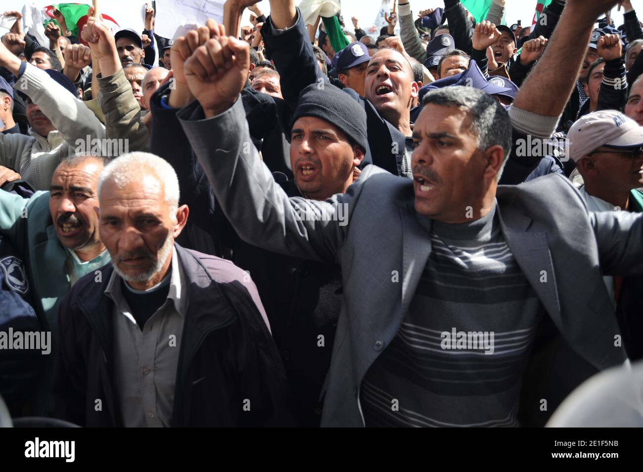 Protesta della polizia comunitaria e gridano slogan durante una manifestazione ad Algeri, Algeria, il 7 marzo 2011. Il governo ha detto che disband la propria forza e i funzionari vogliono che il governo soddisfi le loro richieste di pensioni. I manifestanti, stimati dagli organizzatori a più di 10,000, si sono sfidati a vietare le manifestazioni nella capitale e hanno spinto attraverso diversi cordoni di polizia a spostarsi da Piazza Martiri all'Assemblea Nazionale. I manifestanti, stimati dagli organizzatori a più di 10,000, si sono sfidati a vietare le manifestazioni nella capitale e hanno spinto attraverso diversi cordoni di polizia a muoversi Foto Stock