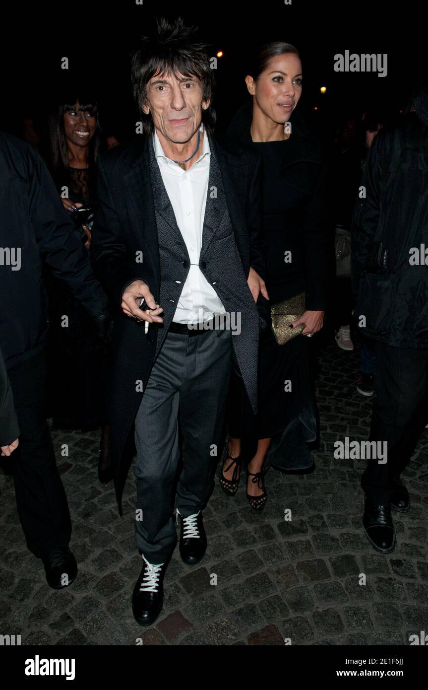 Ronnie Wood e la fidanzata Ana Araujo partecipa alla mostra Yves Saint Laurent Autunno-Inverno 2011/2012 Collezione Ready-to-Wear tenutasi all'Hotel Salmon de Rothschild a Parigi, Francia, il 7 marzo 2011. Foto di Nicolas Genin/ABACAPRESS.COM Foto Stock