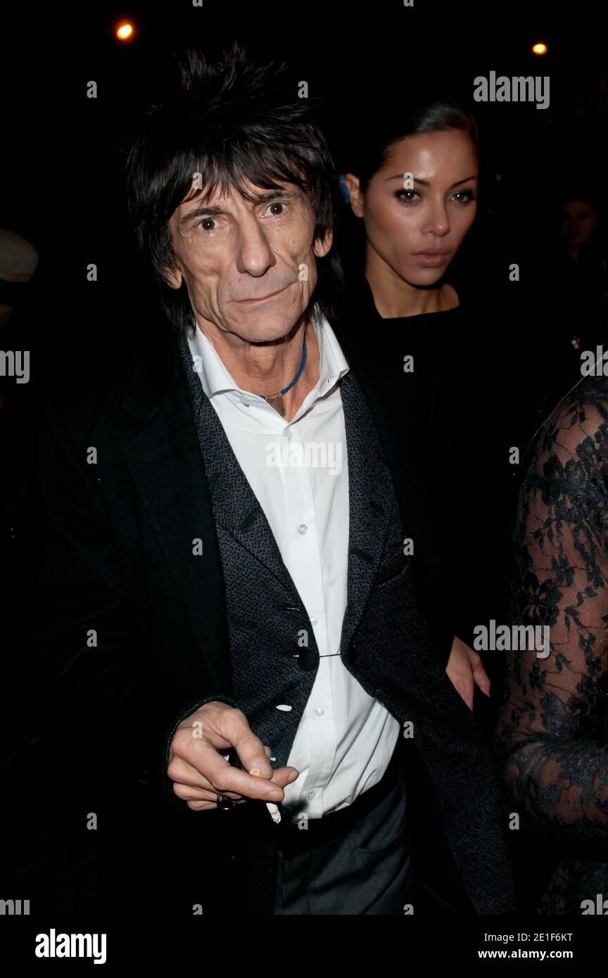 Ronnie Wood e la fidanzata Ana Araujo partecipa alla mostra Yves Saint Laurent Autunno-Inverno 2011/2012 Collezione Ready-to-Wear tenutasi all'Hotel Salmon de Rothschild a Parigi, Francia, il 7 marzo 2011. Foto di Nicolas Genin/ABACAPRESS.COM Foto Stock