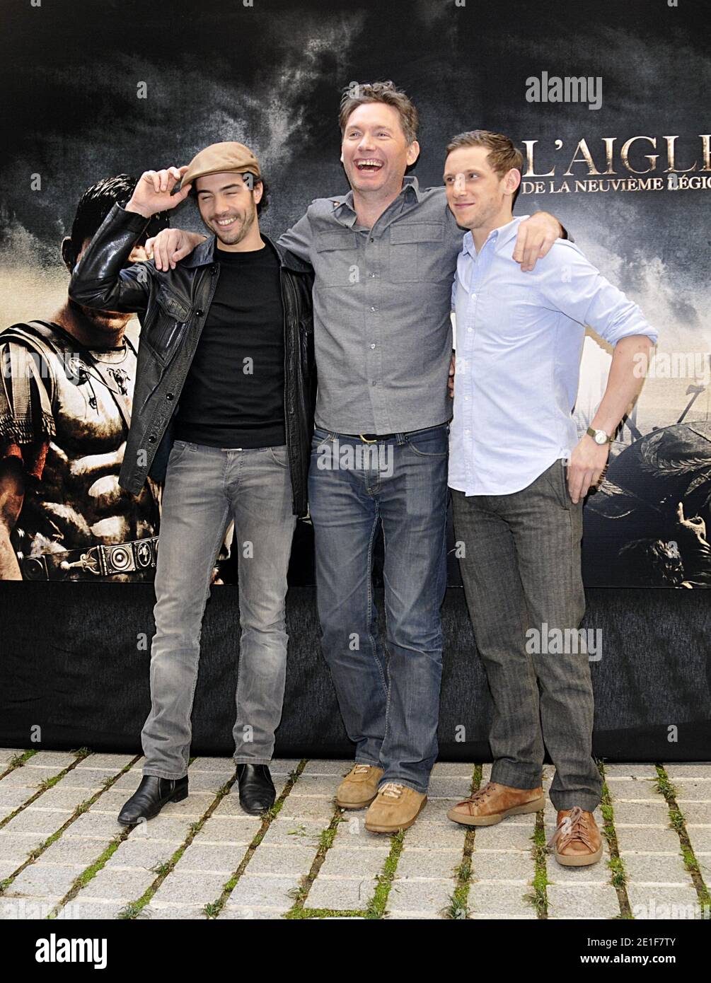 Tahar Rahim, regista Kevin MacDonald e Jamie Bell in posa per una fotocellula per il nuovo film di Kevin MacDonald "The Eagle" (l'aigle de la neuvieme Legion) tenuto presso l'hotel Royal Monceau a Parigi, in Francia, l'8 marzo 2011. Foto di Thierry Plessis/ABACAPRESS.COM Foto Stock