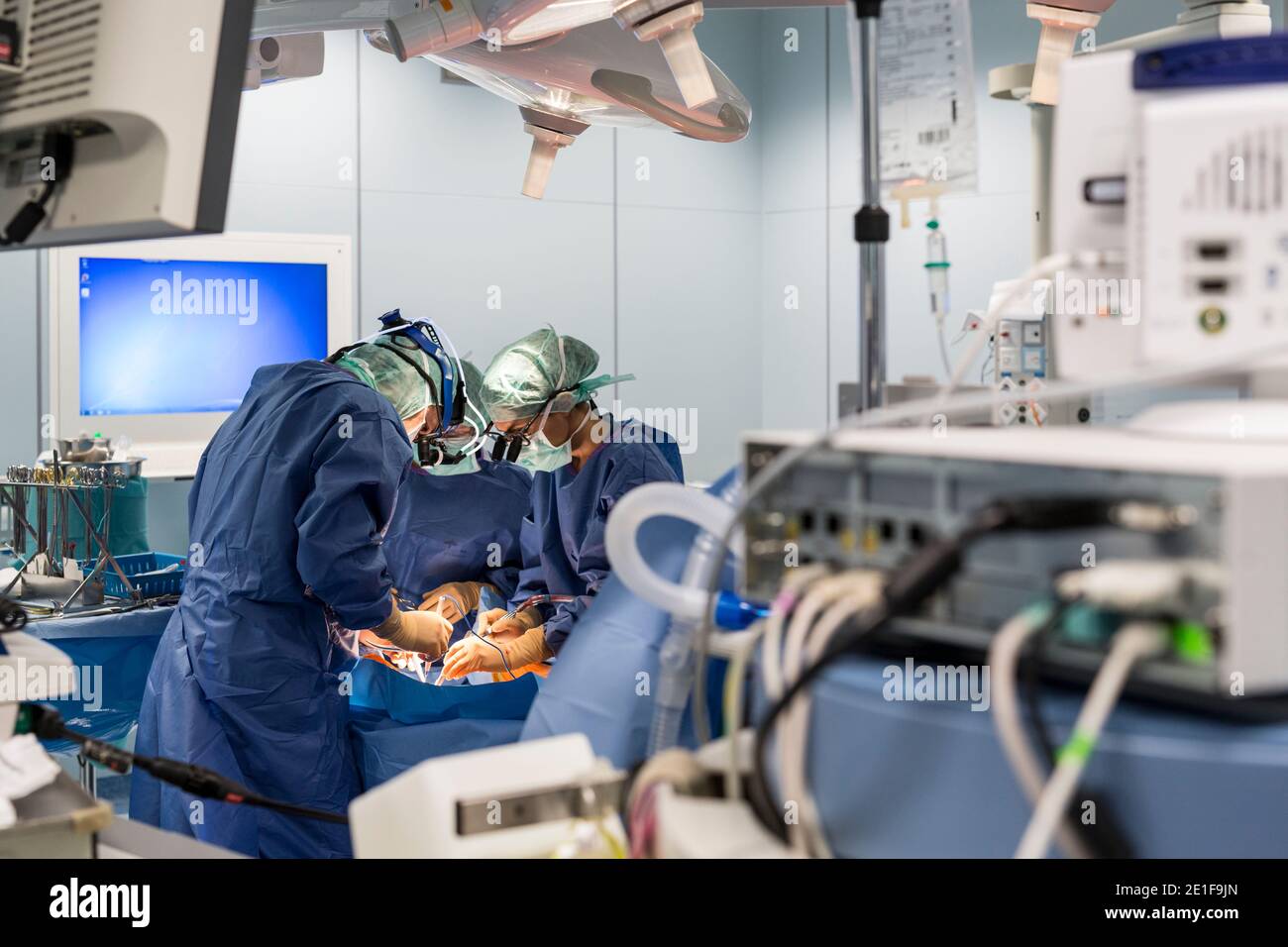due chirurghi cardiaci operano su un paziente Foto Stock