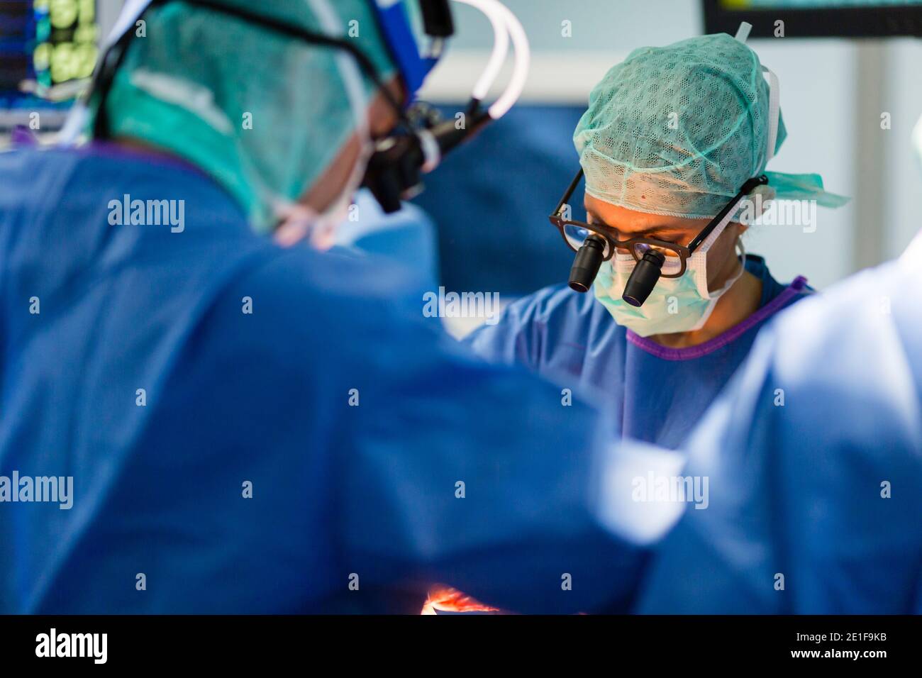 due chirurghi cardiovascolari operano su un paziente Foto Stock