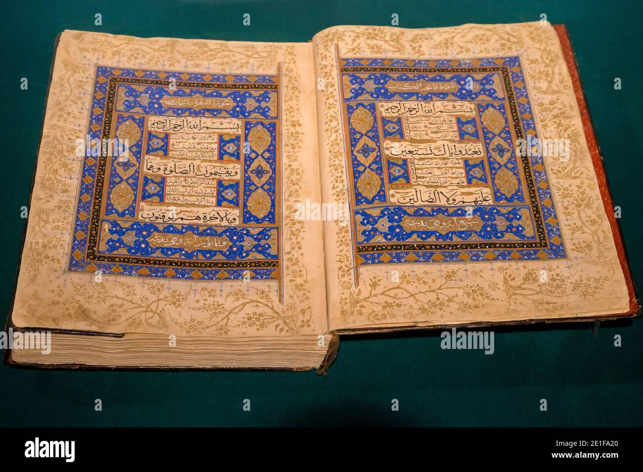 KONYA, TURCHIA - 12 DICEMBRE 2020: Old quran dal Museo Konya Mevlana. Mevlana Celaleddin-i Rumi è un filosofo sufi e poeta mistico dell'Islam. Foto Stock