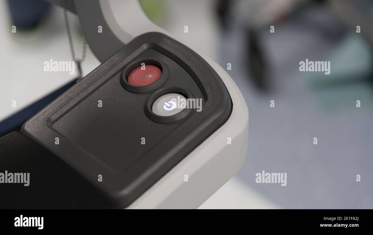 vista di una console di controllo di un robot chirurgico Foto Stock