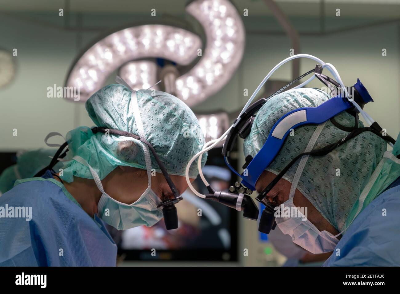 due chirurghi cardiaci che operano su un paziente Foto Stock