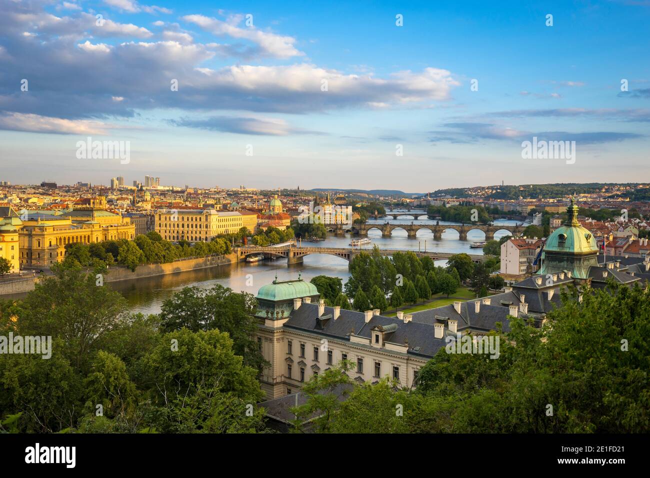 Ponti sul fiume Moldava e l'Accademia Straka contro il cielo visto dal parco Letna, Praga, Boemia, Repubblica Ceca Foto Stock