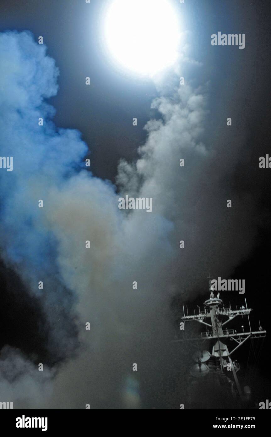 Il cacciatorpediniere missilistico guidato di Arleigh Burke USS Barry (DDG 52) lancia un missile Tomahawk a sostegno dell'operazione Odyssey Dawn il 19 marzo 2011. Questo era uno dei circa 110 missili da crociera sparati da navi e sottomarini statunitensi e britannici che miravano a circa 20 siti radar e anti-aerei lungo la costa mediterranea della Libia. Joint Task Force Odyssey Dawn è la task force del comando dell'Africa degli Stati Uniti istituita per fornire il comando e il controllo operativo e tattico delle forze militari degli Stati Uniti che sostengono la risposta internazionale ai disordini in Libia e l'applicazione di Securi delle Nazioni Unite Foto Stock