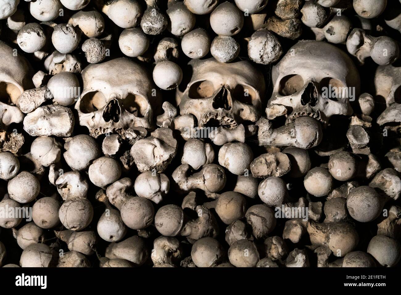 Teschi in mostra presso l'Ossario di Sedlec (Chiesa ossea dell'AKA), UNESCO, Kutna Hora, distretto di Kutna Hora, regione Boemia centrale, Repubblica Ceca Foto Stock
