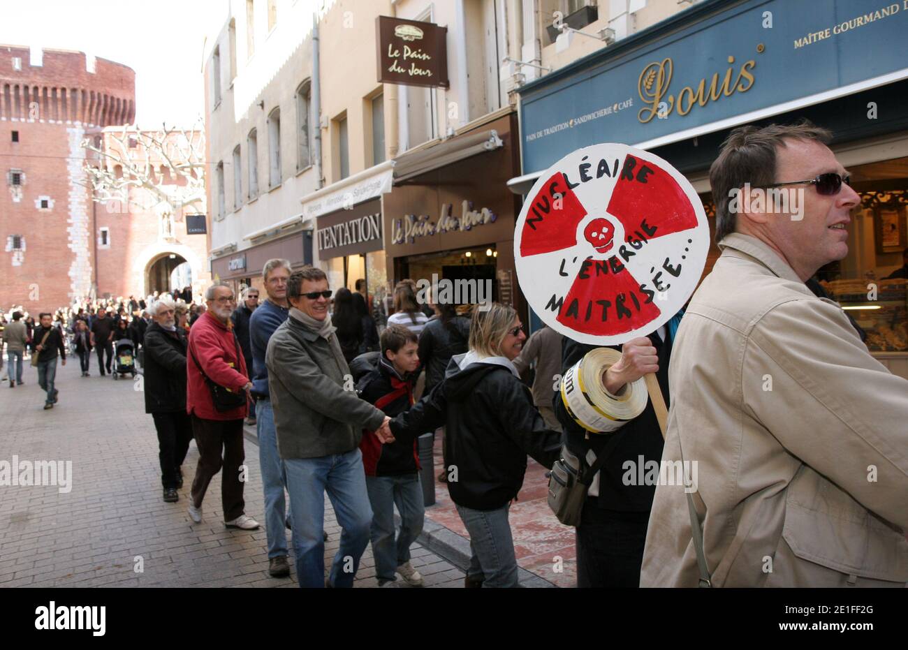 Flash mopied lo sostiene nell'attuale dramma che vive il popolo giapponese dopo il terribile terremoto che ha causato più di 10 000 vittime e che mette in pericolo il parco nucleare di nippon con in particolare in un incidente di livello 6 dopo una nuova esplosione e un incendio al La centrale di Fukushima-daiichi è stata nuovamente colpita da un terremoto di magnitudo 6 sulla scala Richter. Questo incontro è organizzato dal 'Collectif 66 non au nucleaire'. Al centro della città, a Perpignan, a sud della Francia il 19 marzo 2011. Foto di Michel Clementz/ABACAPRESS.COM Foto Stock