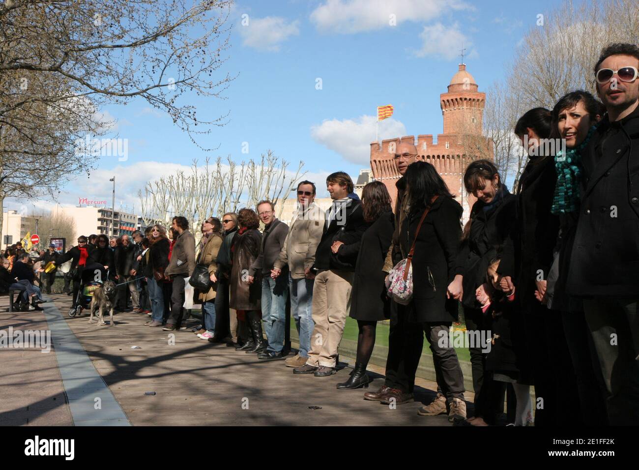Flash mopied lo sostiene nell'attuale dramma che vive il popolo giapponese dopo il terribile terremoto che ha causato più di 10 000 vittime e che mette in pericolo il parco nucleare di nippon con in particolare in un incidente di livello 6 dopo una nuova esplosione e un incendio al La centrale di Fukushima-daiichi è stata nuovamente colpita da un terremoto di magnitudo 6 sulla scala Richter. Questo incontro è organizzato dal 'Collectif 66 non au nucleaire'. Al centro della città, a Perpignan, a sud della Francia il 19 marzo 2011. Foto di Michel Clementz/ABACAPRESS.COM Foto Stock