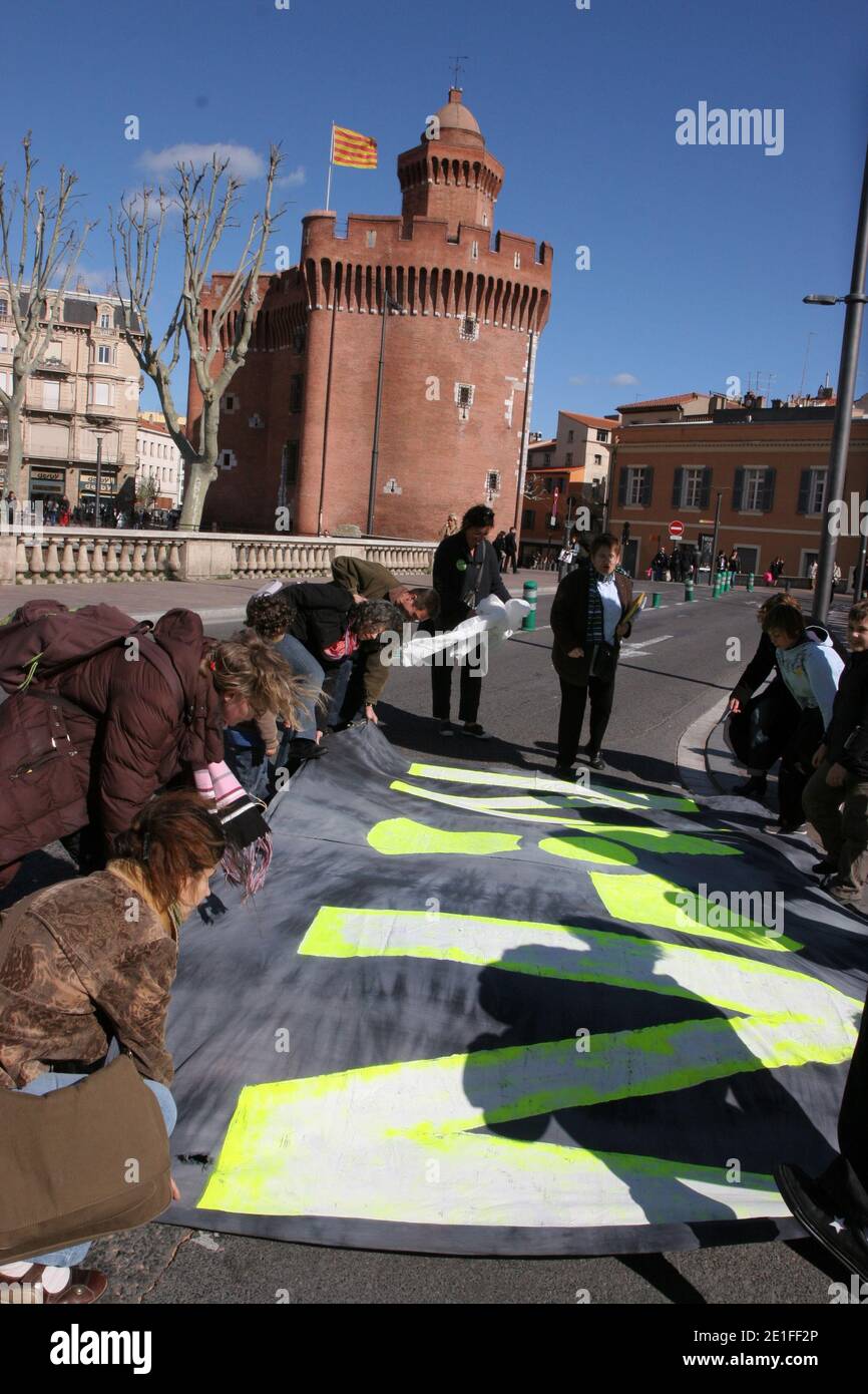 Flash mopied lo sostiene nell'attuale dramma che vive il popolo giapponese dopo il terribile terremoto che ha causato più di 10 000 vittime e che mette in pericolo il parco nucleare di nippon con in particolare in un incidente di livello 6 dopo una nuova esplosione e un incendio al La centrale di Fukushima-daiichi è stata nuovamente colpita da un terremoto di magnitudo 6 sulla scala Richter. Questo incontro è organizzato dal 'Collectif 66 non au nucleaire'. Al centro della città, a Perpignan, a sud della Francia il 19 marzo 2011. Foto di Michel Clementz/ABACAPRESS.COM Foto Stock