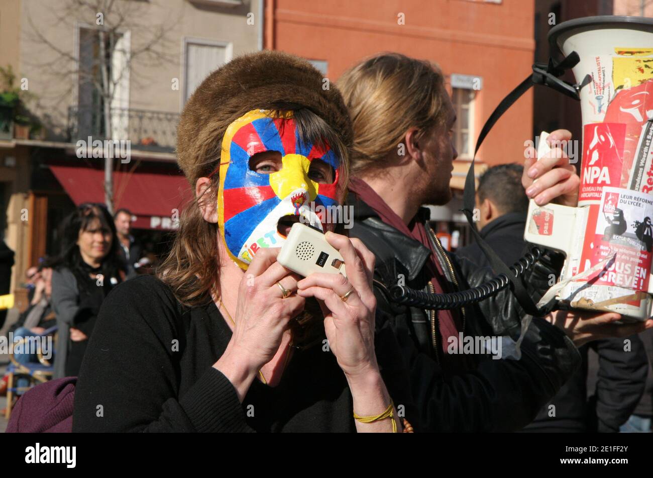 Flash mopied lo sostiene nell'attuale dramma che vive il popolo giapponese dopo il terribile terremoto che ha causato più di 10 000 vittime e che mette in pericolo il parco nucleare di nippon con in particolare in un incidente di livello 6 dopo una nuova esplosione e un incendio al La centrale di Fukushima-daiichi è stata nuovamente colpita da un terremoto di magnitudo 6 sulla scala Richter. Questo incontro è organizzato dal 'Collectif 66 non au nucleaire'. Al centro della città, a Perpignan, a sud della Francia il 19 marzo 2011. Foto di Michel Clementz/ABACAPRESS.COM Foto Stock
