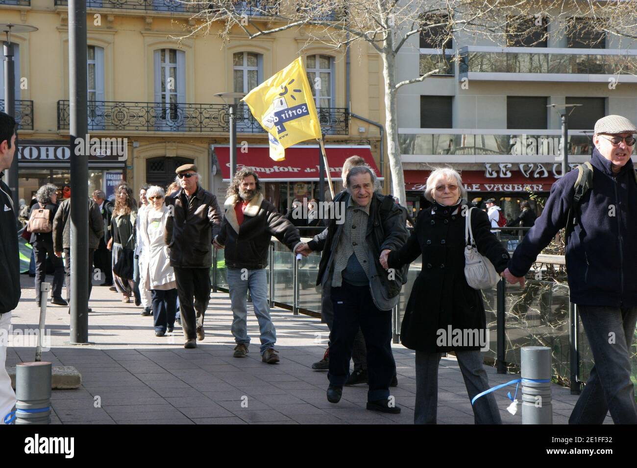 Flash mopied lo sostiene nell'attuale dramma che vive il popolo giapponese dopo il terribile terremoto che ha causato più di 10 000 vittime e che mette in pericolo il parco nucleare di nippon con in particolare in un incidente di livello 6 dopo una nuova esplosione e un incendio al La centrale di Fukushima-daiichi è stata nuovamente colpita da un terremoto di magnitudo 6 sulla scala Richter. Questo incontro è organizzato dal 'Collectif 66 non au nucleaire'. Al centro della città, a Perpignan, a sud della Francia il 19 marzo 2011. Foto di Michel Clementz/ABACAPRESS.COM Foto Stock