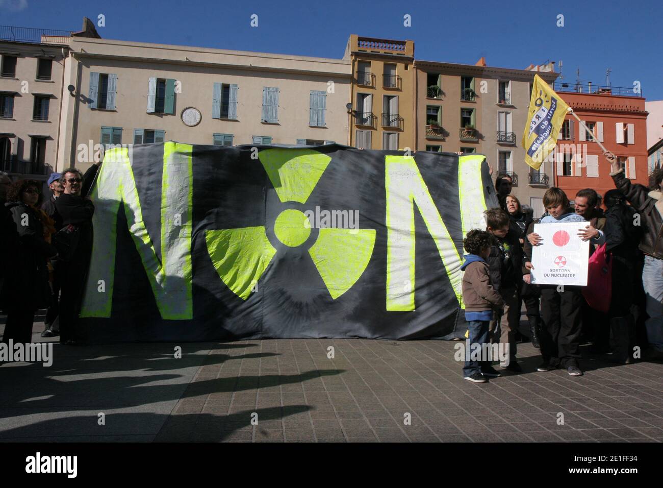 Flash mopied lo sostiene nell'attuale dramma che vive il popolo giapponese dopo il terribile terremoto che ha causato più di 10 000 vittime e che mette in pericolo il parco nucleare di nippon con in particolare in un incidente di livello 6 dopo una nuova esplosione e un incendio al La centrale di Fukushima-daiichi è stata nuovamente colpita da un terremoto di magnitudo 6 sulla scala Richter. Questo incontro è organizzato dal 'Collectif 66 non au nucleaire'. Al centro della città, a Perpignan, a sud della Francia il 19 marzo 2011. Foto di Michel Clementz/ABACAPRESS.COM Foto Stock