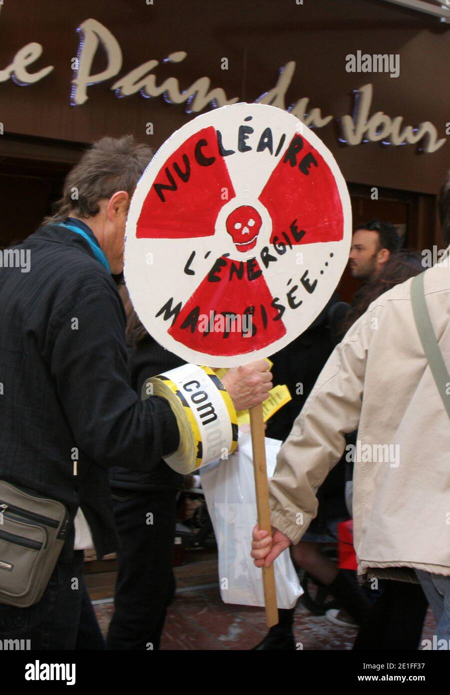 Flash mopied lo sostiene nell'attuale dramma che vive il popolo giapponese dopo il terribile terremoto che ha causato più di 10 000 vittime e che mette in pericolo il parco nucleare di nippon con in particolare in un incidente di livello 6 dopo una nuova esplosione e un incendio al La centrale di Fukushima-daiichi è stata nuovamente colpita da un terremoto di magnitudo 6 sulla scala Richter. Questo incontro è organizzato dal 'Collectif 66 non au nucleaire'. Al centro della città, a Perpignan, a sud della Francia il 19 marzo 2011. Foto di Michel Clementz/ABACAPRESS.COM Foto Stock