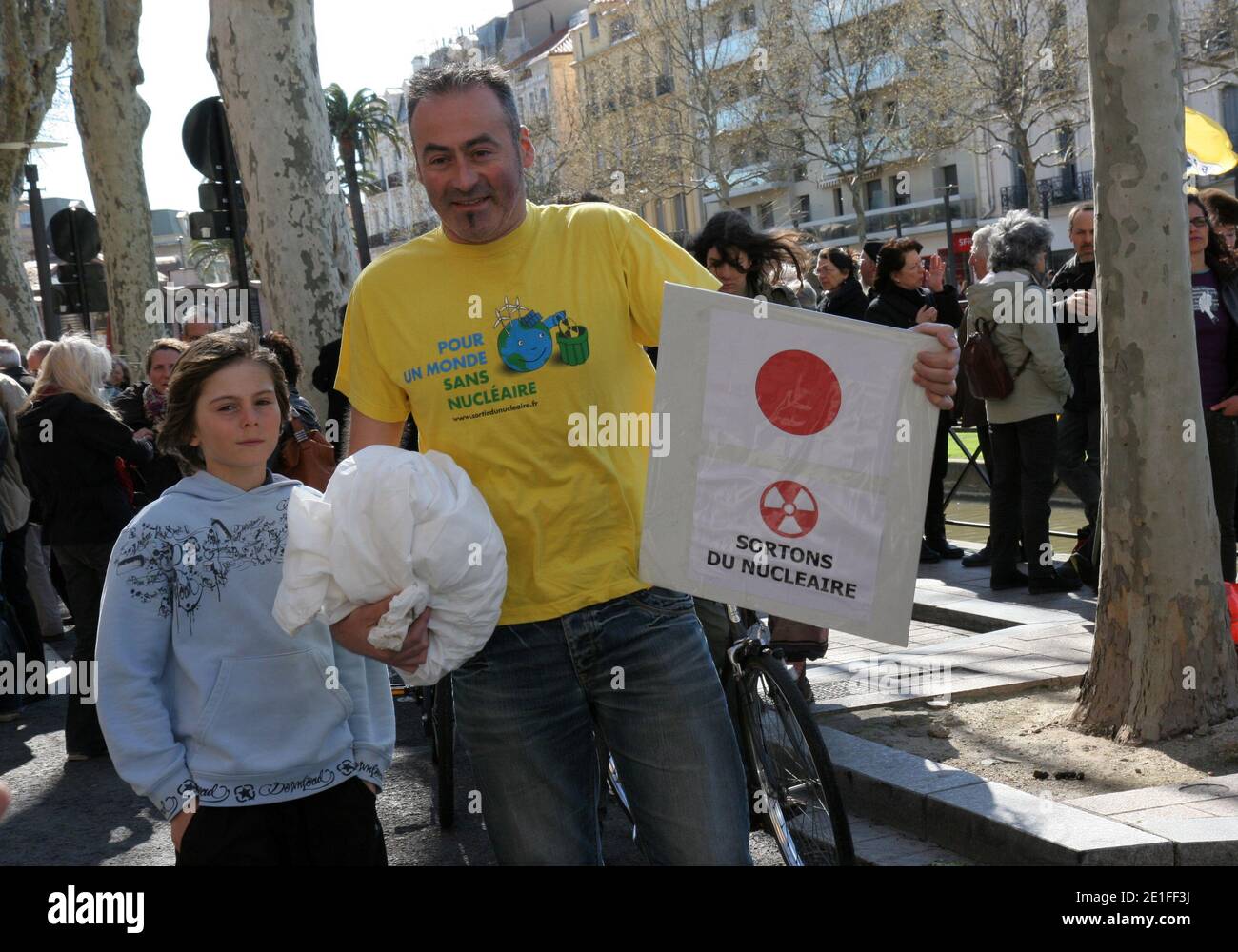 Flash mopied lo sostiene nell'attuale dramma che vive il popolo giapponese dopo il terribile terremoto che ha causato più di 10 000 vittime e che mette in pericolo il parco nucleare di nippon con in particolare in un incidente di livello 6 dopo una nuova esplosione e un incendio al La centrale di Fukushima-daiichi è stata nuovamente colpita da un terremoto di magnitudo 6 sulla scala Richter. Questo incontro è organizzato dal 'Collectif 66 non au nucleaire'. Al centro della città, a Perpignan, a sud della Francia il 19 marzo 2011. Foto di Michel Clementz/ABACAPRESS.COM Foto Stock