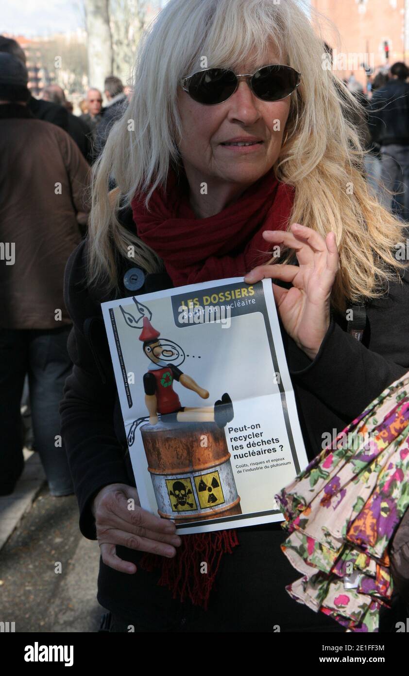 Flash mopied lo sostiene nell'attuale dramma che vive il popolo giapponese dopo il terribile terremoto che ha causato più di 10 000 vittime e che mette in pericolo il parco nucleare di nippon con in particolare in un incidente di livello 6 dopo una nuova esplosione e un incendio al La centrale di Fukushima-daiichi è stata nuovamente colpita da un terremoto di magnitudo 6 sulla scala Richter. Questo incontro è organizzato dal 'Collectif 66 non au nucleaire'. Al centro della città, a Perpignan, a sud della Francia il 19 marzo 2011. Foto di Michel Clementz/ABACAPRESS.COM Foto Stock